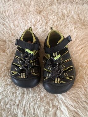Kids Keen Closed-Toe Sandals in Black and Lime